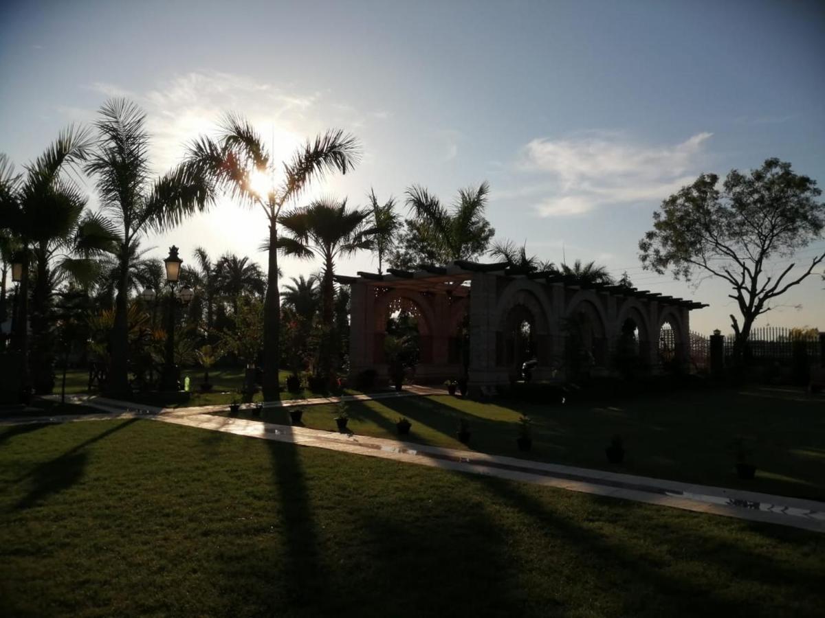 Mann The Palm Retreat Hotel Lakhnau Kültér fotó