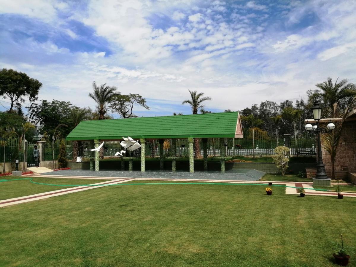 Mann The Palm Retreat Hotel Lakhnau Kültér fotó