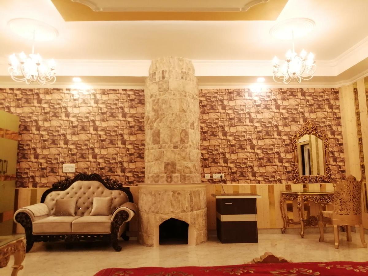 Mann The Palm Retreat Hotel Lakhnau Kültér fotó