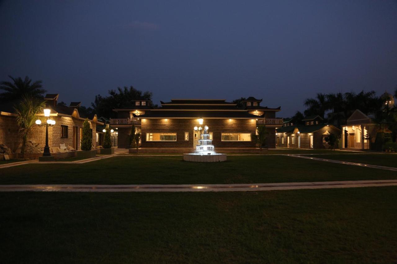 Mann The Palm Retreat Hotel Lakhnau Kültér fotó