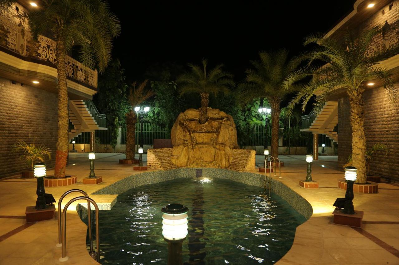 Mann The Palm Retreat Hotel Lakhnau Kültér fotó